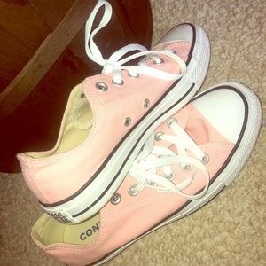 women’s pink converse